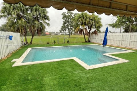 Villa ou maison à vendre à Hialeah, Floride: 3 chambres, 176.14 m2 № 2025020 - photo 2