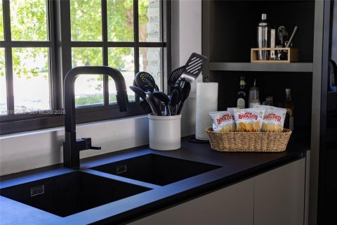 House in Fort Lauderdale, Florida 5 bedrooms, 268.58 sq.m. № 2045598 - photo 12