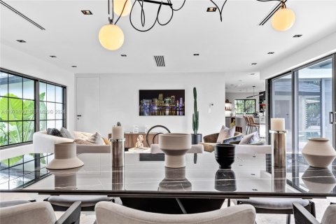 House in Fort Lauderdale, Florida 5 bedrooms, 268.58 sq.m. № 2045598 - photo 8