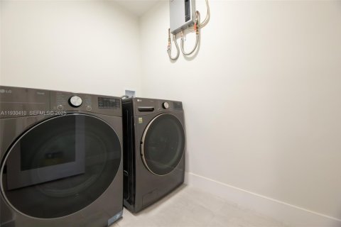 Casa en venta en Hollywood, Florida, 4 dormitorios, 205.78 m2 № 1993371 - foto 29