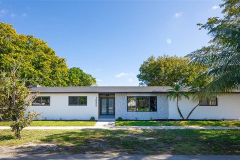 Casa en venta en Hollywood, Florida, 4 dormitorios, 205.78 m2 № 1993371 - foto 1