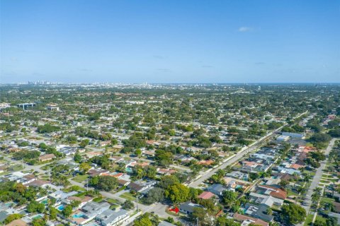 Casa en venta en Hollywood, Florida, 4 dormitorios, 205.78 m2 № 1993371 - foto 4