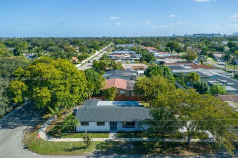 Casa en venta en Hollywood, Florida, 4 dormitorios, 205.78 m2 № 1993371 - foto 3