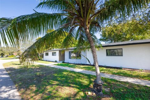 Casa en venta en Hollywood, Florida, 4 dormitorios, 205.78 m2 № 1993371 - foto 2