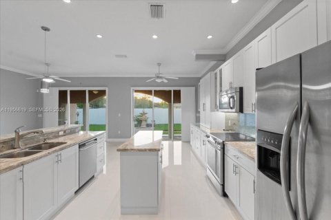 House in Miami Lakes, Florida 4 bedrooms, 227.52 sq.m. № 2038571