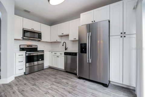 House in Tampa, Florida 4 bedrooms, 139.54 sq.m. № 2121217 - photo 8