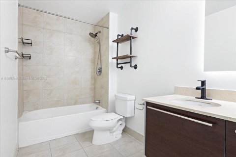 Condominio en venta en Miami, Florida, 1 dormitorio, 77.85 m2 № 1928679 - foto 18