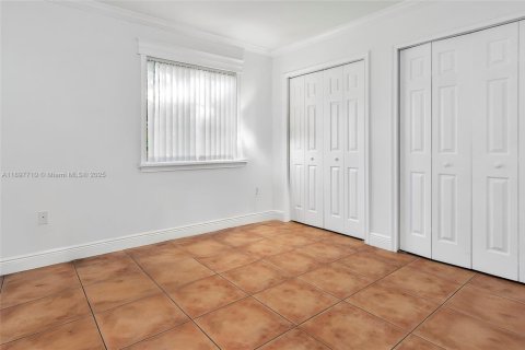 House in Miami, Florida 3 bedrooms, 148.92 sq.m. № 1948925 - photo 27