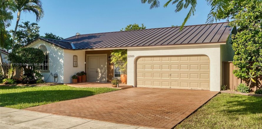 House in Miami, Florida 3 bedrooms, 148.92 sq.m. № 1948925