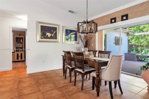 House in Miami, Florida 3 bedrooms, 148.92 sq.m. № 1948925 - photo 12