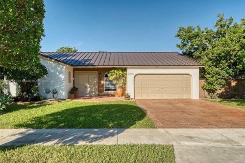 House in Miami, Florida 3 bedrooms, 148.92 sq.m. № 1948925 - photo 2