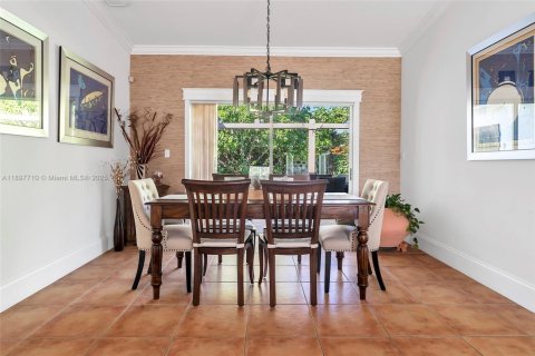 House in Miami, Florida 3 bedrooms, 148.92 sq.m. № 1948925 - photo 11
