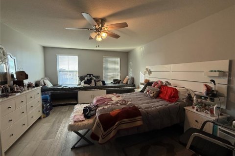 House in Kissimmee, Florida 5 bedrooms, 248.42 sq.m. № 2228039 - photo 12