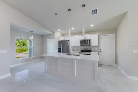 House in Lehigh Acres, Florida 3 bedrooms, 129.41 sq.m. № 2231442 - photo 9