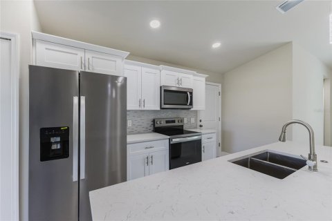 House in Lehigh Acres, Florida 3 bedrooms, 129.41 sq.m. № 2231442 - photo 12