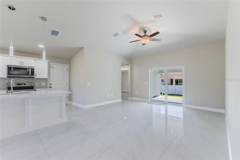 House in Lehigh Acres, Florida 3 bedrooms, 129.41 sq.m. № 2231442 - photo 6