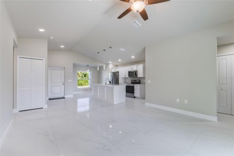 House in Lehigh Acres, Florida 3 bedrooms, 129.41 sq.m. № 2231442 - photo 4