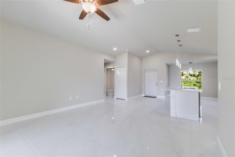 House in Lehigh Acres, Florida 3 bedrooms, 129.41 sq.m. № 2231442 - photo 5