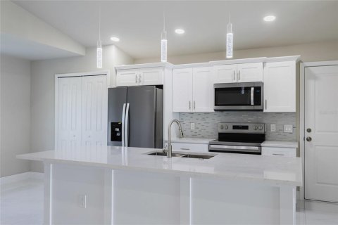 House in Lehigh Acres, Florida 3 bedrooms, 129.41 sq.m. № 2231442 - photo 11
