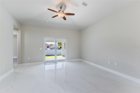 House in Lehigh Acres, Florida 3 bedrooms, 129.41 sq.m. № 2231442 - photo 7