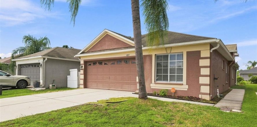 House in Wesley Chapel, Florida 3 bedrooms, 123.84 sq.m. № 2341874