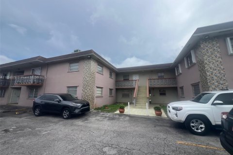 Condo in Hialeah, Florida, 2 bedrooms  № 1947071 - photo 2