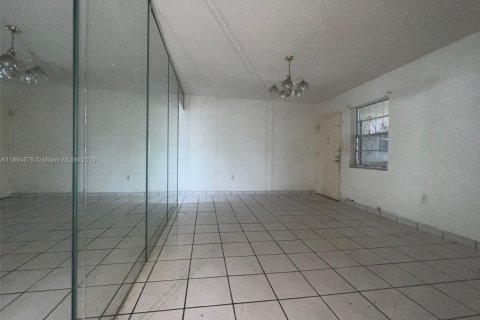 Condo in Hialeah, Florida, 2 bedrooms  № 1947071 - photo 14