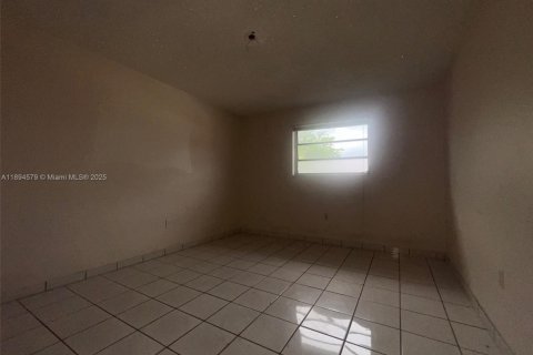 Condo in Hialeah, Florida, 2 bedrooms  № 1947071 - photo 9
