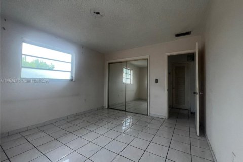 Condo in Hialeah, Florida, 2 bedrooms  № 1947071 - photo 12