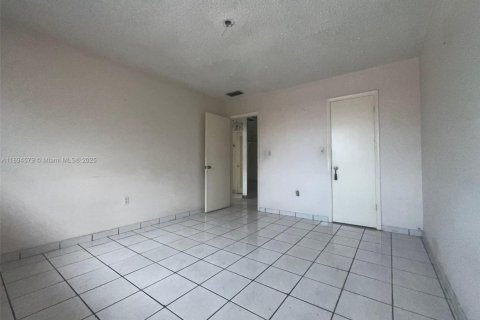 Condo in Hialeah, Florida, 2 bedrooms  № 1947071 - photo 10