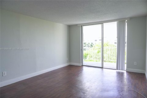 Condominio en Miami, Florida, 1 dormitorio  № 2020668