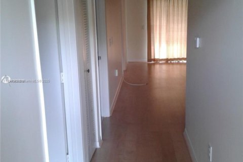 Condominio en alquiler en Pembroke Pines, Florida, 2 dormitorios, 95.88 m2 № 1877810 - foto 1