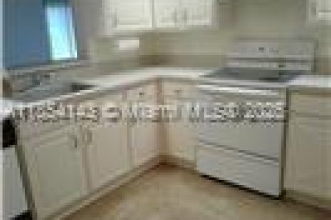 Condominio en alquiler en Pembroke Pines, Florida, 2 dormitorios, 95.88 m2 № 1877810 - foto 4