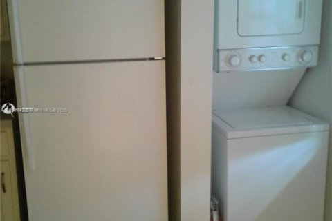 Condominio en alquiler en Pembroke Pines, Florida, 2 dormitorios, 95.88 m2 № 1877810 - foto 5