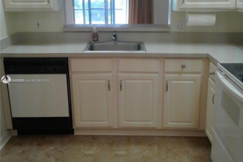 Condominio en alquiler en Pembroke Pines, Florida, 2 dormitorios, 95.88 m2 № 1877810 - foto 2