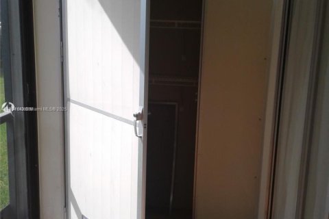 Condominio en alquiler en Pembroke Pines, Florida, 2 dormitorios, 95.88 m2 № 1877810 - foto 11