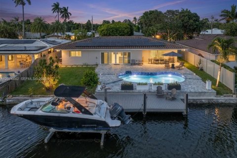 House in Wilton Manors, Florida 3 bedrooms, 159.98 sq.m. № 2320579