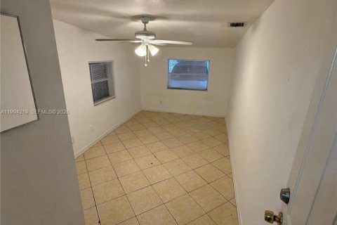 Casa en alquiler en Miami, Florida, 3 dormitorios, 120.31 m2 № 2055853 - foto 13