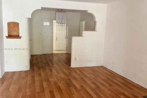 Villa ou maison à louer à Miami, Floride: 3 chambres, 120.31 m2 № 2055853 - photo 10