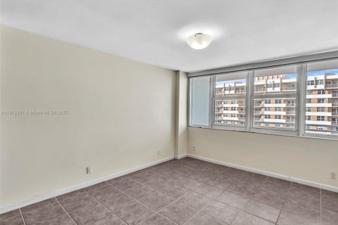 Снять в аренду кондоминиум в Халландейл-Бич, Флорида 2 спальни, 115.94м2, № 1970628 - фото 29