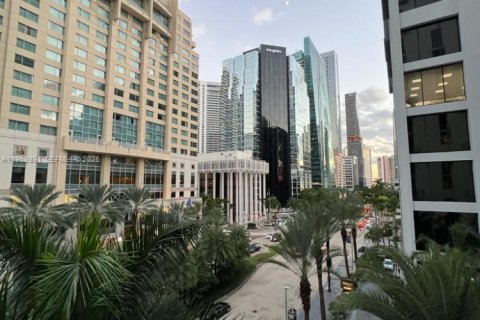 Estudio en Miami, Florida № 2009000