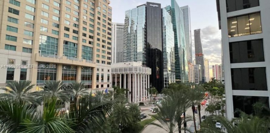 Estudio en Miami, Florida № 2009000