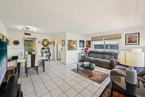 Condo in West Palm Beach, Florida, 1 bedroom  № 1970249 - photo 6