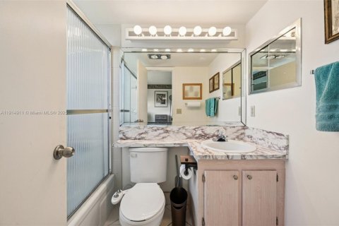 Condo in West Palm Beach, Florida, 1 bedroom  № 1970249 - photo 17