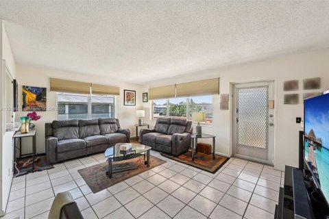 Condo in West Palm Beach, Florida, 1 bedroom  № 1970249 - photo 5