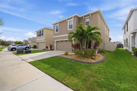 House in Wimauma, Florida 5 bedrooms, 234.3 sq.m. № 2416656 - photo 3