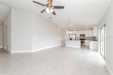 House in Kissimmee, Florida 4 bedrooms, 152.36 sq.m. № 2107881 - photo 6