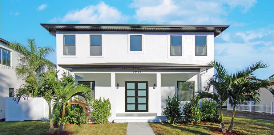 House in Saint Petersburg, Florida 5 bedrooms, 223.8 sq.m. № 1971184