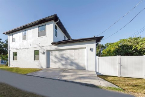 House in Saint Petersburg, Florida 5 bedrooms, 223.8 sq.m. № 1971184 - photo 9