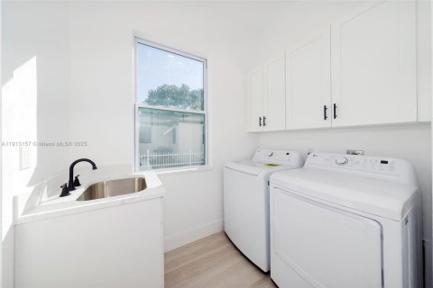 House in Saint Petersburg, Florida 5 bedrooms, 223.8 sq.m. № 1971184 - photo 20